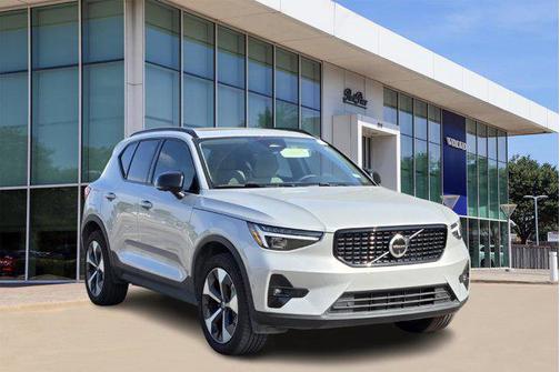 2024 Volvo XC40 B5 Plus Dark Theme