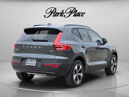 Forest Lake 2026 Volvo XC40 Plus, B4 FWD Gas (mild hybrid), Dark