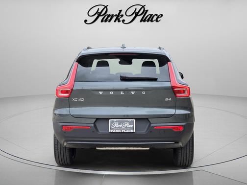 Forest Lake 2026 Volvo XC40 Plus, B4 FWD Gas (mild hybrid), Dark