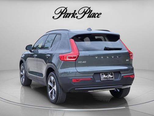 Forest Lake 2026 Volvo XC40 Plus, B4 FWD Gas (mild hybrid), Dark
