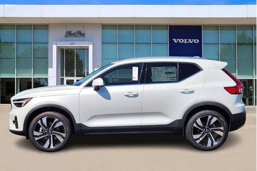 2025 Volvo XC40 B5 Ultra Bright Theme