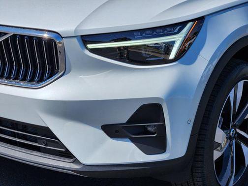 2025 Volvo XC40 B5 Ultra Bright Theme
