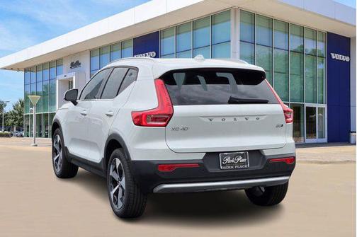 2025 Volvo XC40 B5 Plus Bright Theme