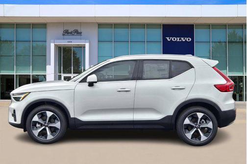 2025 Volvo XC40 B5 Plus Bright Theme