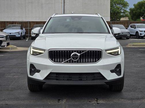 2025 Volvo XC40 B5 Plus Bright Theme