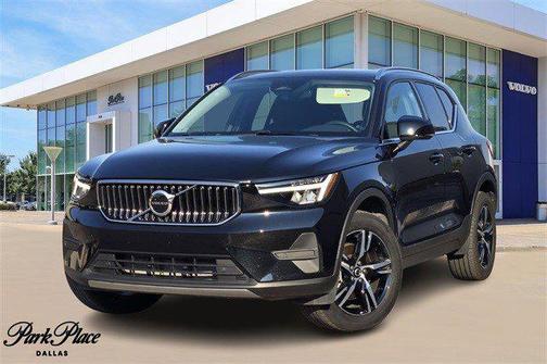 2025 Volvo XC40 B5 Core Bright Theme