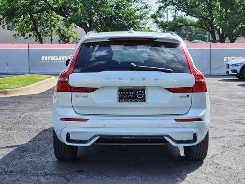 2024 Volvo XC60 B5 Core Dark Theme