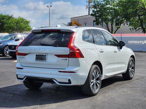 2024 Volvo XC60 B5 Core Dark Theme