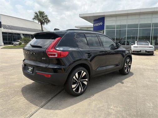2025 Volvo XC40 B5 Ultra Dark Theme