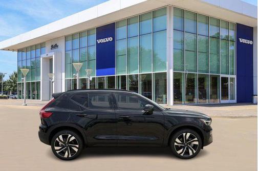 2025 Volvo XC40 B5 Ultra Dark Theme