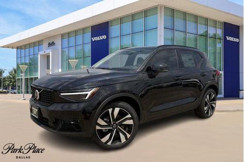 2025 Volvo XC40 B5 Ultra Dark Theme