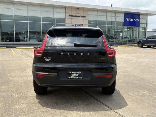 2025 Volvo XC40 B5 Ultra Dark Theme