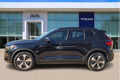 2025 Volvo XC40 B5 Plus Dark Theme