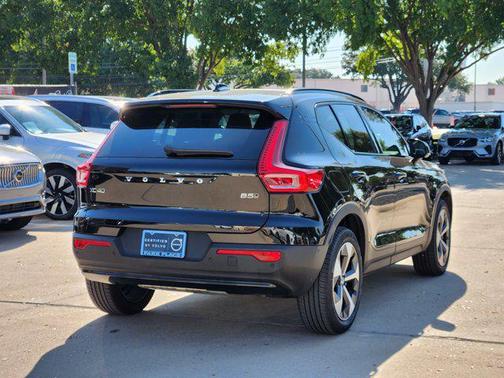 2025 Volvo XC40 B5 Plus Dark Theme