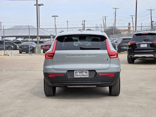 2026 Volvo XC40 Plus, B5 AWD Gas (mild hybrid), Dark