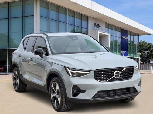 2026 Volvo XC40 Plus, B5 AWD Gas (mild hybrid), Dark