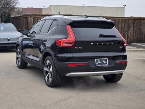 2025 Volvo XC40 B5 Core Bright Theme