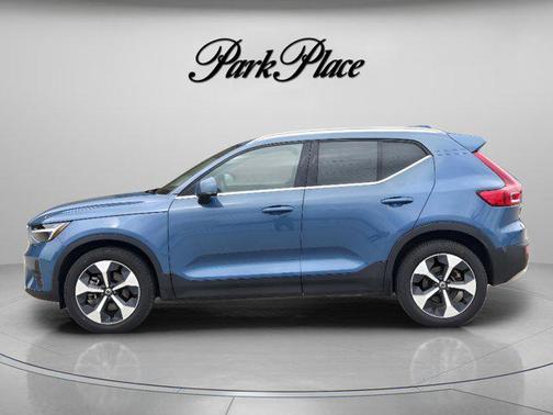2025 Volvo XC40 B5 Plus Bright Theme