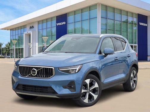 2025 Volvo XC40 B5 Plus Bright Theme
