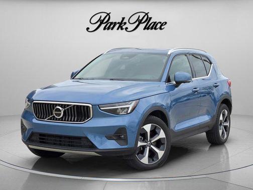 2025 Volvo XC40 B5 Plus Bright Theme