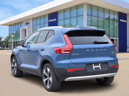 2025 Volvo XC40 B5 Plus Bright Theme