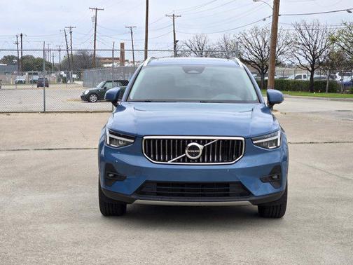 2025 Volvo XC40 B5 Plus Bright Theme