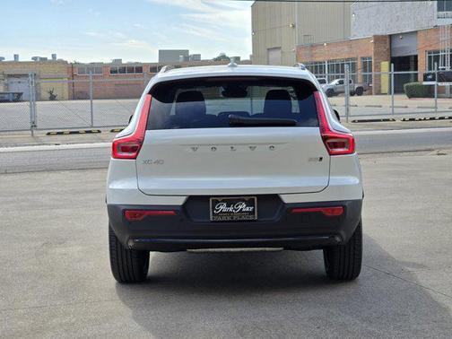 2026 Volvo XC40 B5 Plus