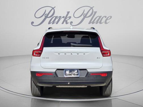 Crystal White 2026 Volvo XC40 Core, B4 FWD Gas (mild hybrid), Dark