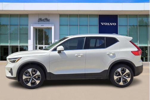 2025 Volvo XC40 B5 Core Bright Theme