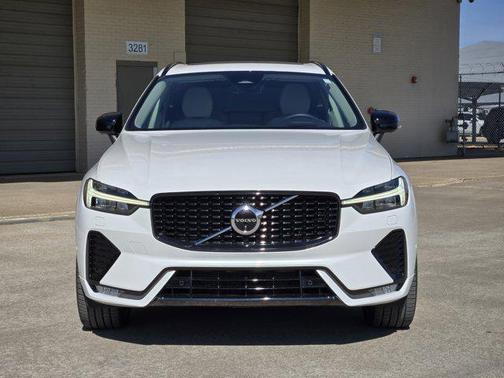 2023 Volvo XC60 B6 Ultimate Dark Theme