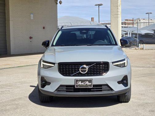 2024 Volvo XC40 B5 Ultimate Dark Theme