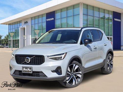 2024 Volvo XC40 B5 Ultimate Dark Theme