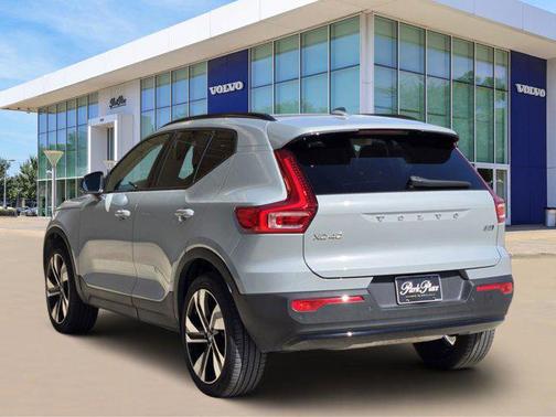 2024 Volvo XC40 B5 Ultimate Dark Theme