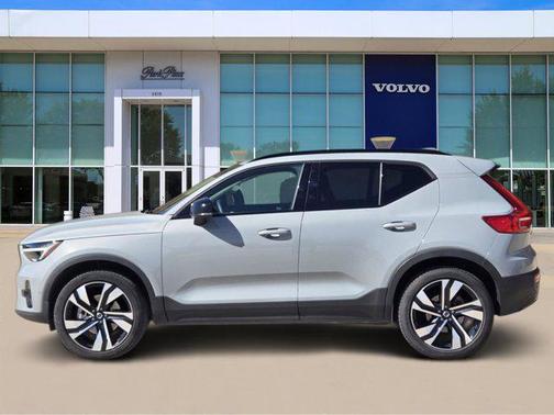 2024 Volvo XC40 B5 Ultimate Dark Theme
