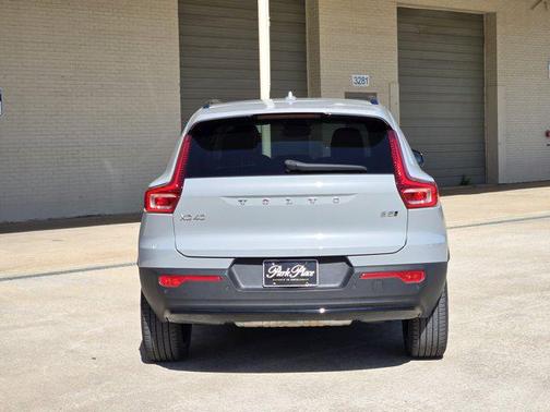 2024 Volvo XC40 B5 Ultimate Dark Theme