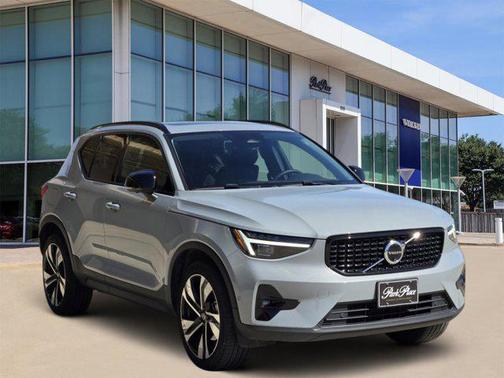 2024 Volvo XC40 B5 Ultimate Dark Theme
