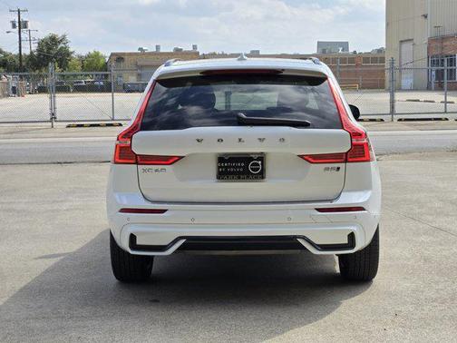 2023 Volvo XC60 B5 Plus Dark Theme