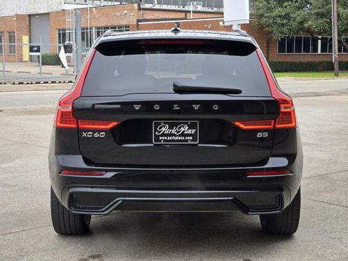 2023 Volvo XC60 B5 Ultimate Dark Theme