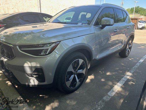 2023 Volvo XC40 B5 Plus Bright Theme