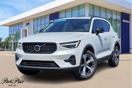 2025 Volvo XC40 B5 Plus Dark Theme