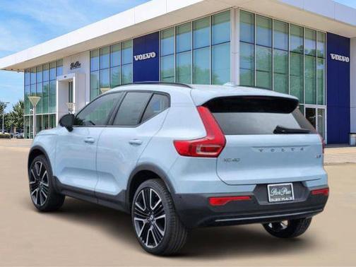 2025 Volvo XC40 B5 Ultra Dark Theme