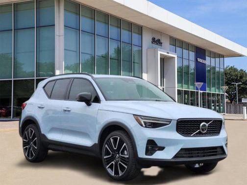 2025 Volvo XC40 B5 Ultra Dark Theme