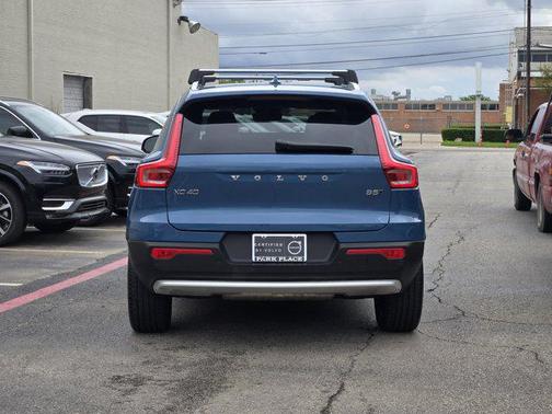 2025 Volvo XC40 B5 Core Bright Theme