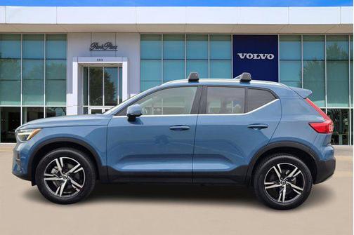 2025 Volvo XC40 B5 Core Bright Theme