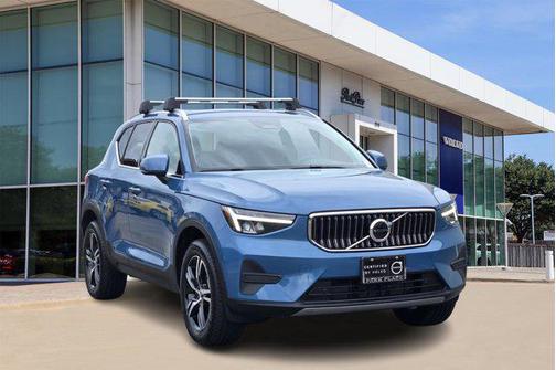 2025 Volvo XC40 B5 Core Bright Theme