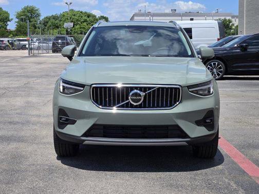2025 Volvo XC40 B5 Plus Bright Theme