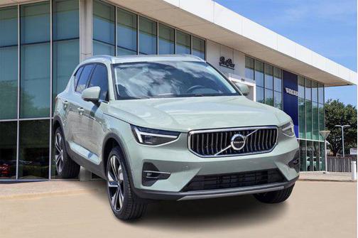 2025 Volvo XC40 B5 Plus Bright Theme
