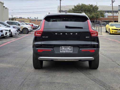 2025 Volvo XC40 B5 Core Bright Theme
