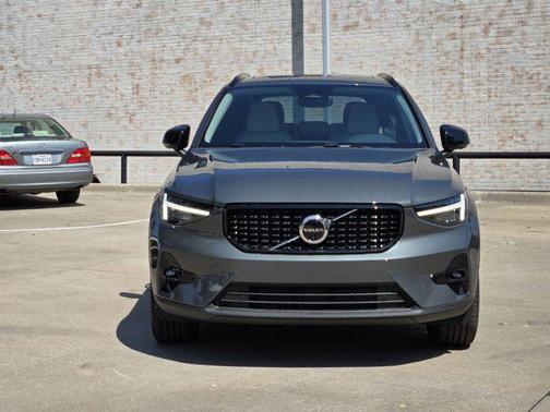 2026 Volvo XC40 B5 Plus