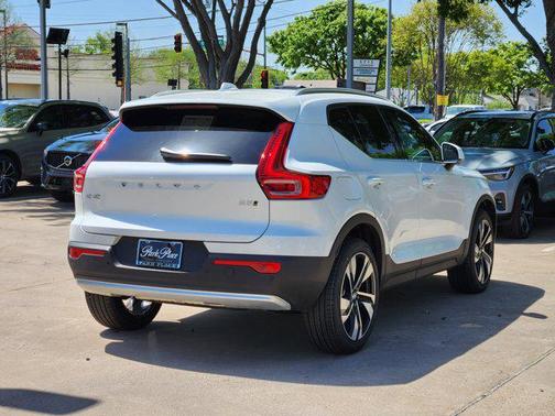 2025 Volvo XC40 B5 Ultra Bright Theme
